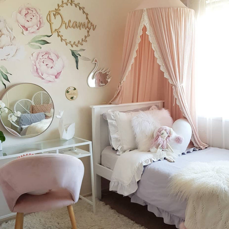 Chambre avec cel de lit bébé rose 