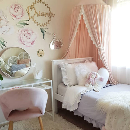 Chambre avec cel de lit bébé rose 