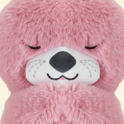 Zoom du visage et des broderies du doudou ours rose