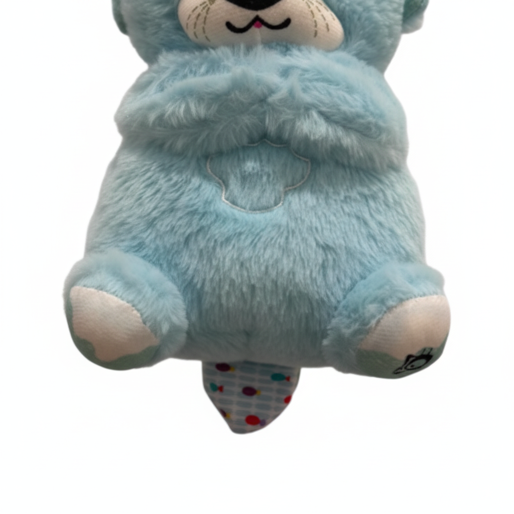 Gros plan sur le ventre, les pattes et les détails textiles du doudou loutre bleu turquoise