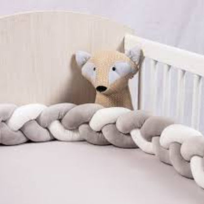 tresse de lit bebe gris et Blanc autour du bebe