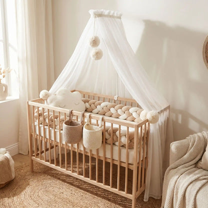 tresse de lit beige et blanc autour d'un lit bebe
